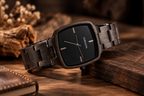 Orion Noir Herrenuhr aus dunklem Holz auf Holztisch – natürliches Ambiente